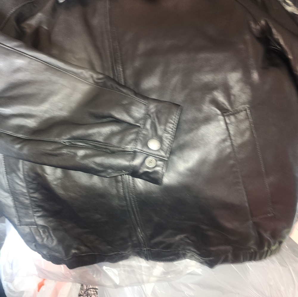 Leather jacket - Picture 2 of 6